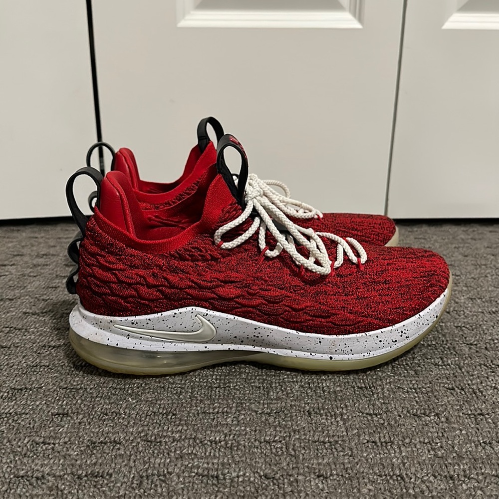 Nike Lebron 15 low ‘University Red’